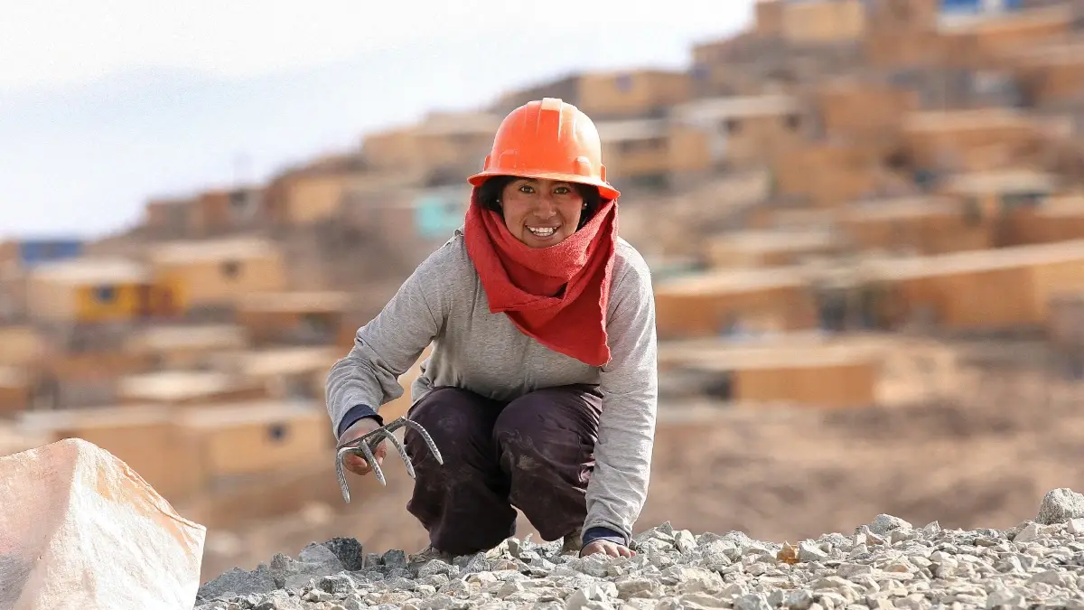 Trabajadora minera en una operación de minería artesanal y de pequeña escala en Perú