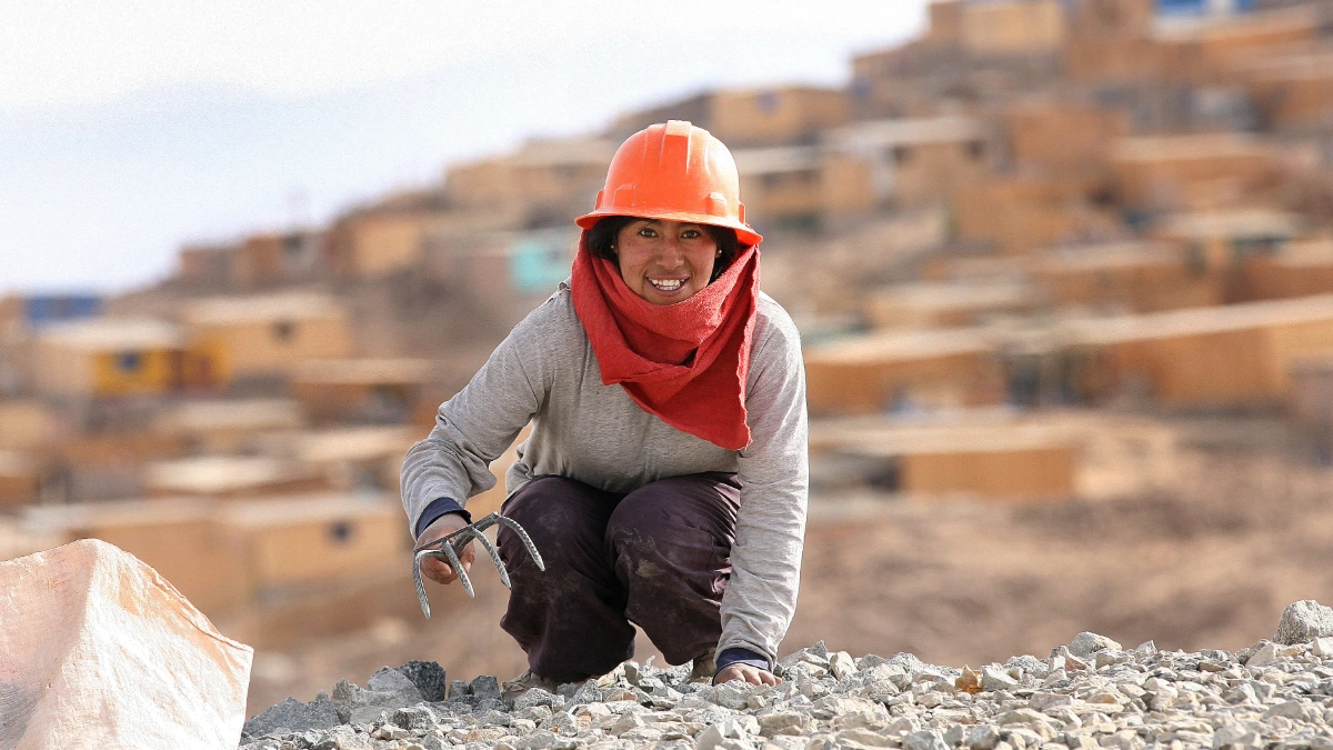 Trabajadora minera en una operación de minería artesanal y de pequeña escala en Perú